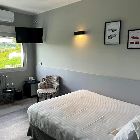 Logis Les Voiliers Отель Peigney