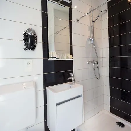 Logis Les Voiliers Отель